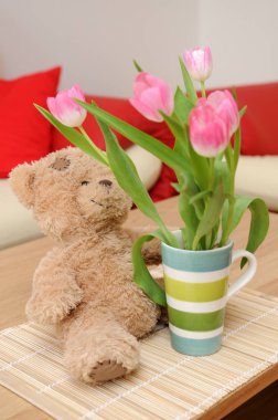 Çiçekli pofuduk ayıcık.