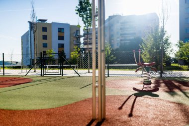 Şehirde boş çocuk parkı 