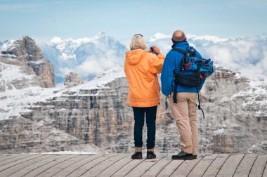 Kış dağlarında yaşlı bir çift
