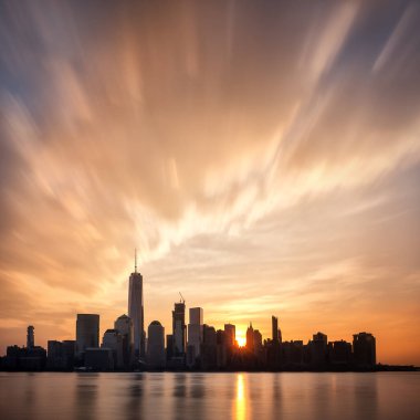 New York 'ta, Manhattan' ın aşağısında gün doğumu. Sabahın erken saatlerinde Finans Bölgesi 'nin enflasyonlarının arkasında güneş var..