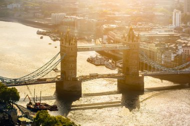 Sabahın erken saatlerinde Londra 'nın sembolü Tower Bridge' in hava görüntüsü.