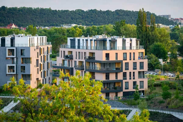 Şehrin yeşil bölgesindeki modern apartman bloklarının hava manzarası.