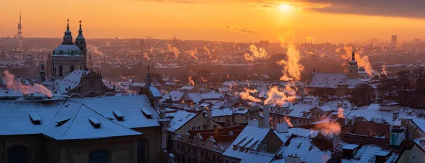 Vista Panorâmica Cidade Praga Inverno Belo Nascer Sol Sobre Telhado — Fotografia de Stock