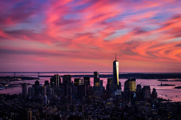 Aşağı Manhattan Günbatımının Vahşi Pembe Renkleriyle Hava Manzarası — Stok fotoğraf