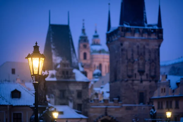 Detalhe Inverno Uma Lâmpada Acesa Durante Anoitecer Com Igrejas Praga — Fotografia de Stock