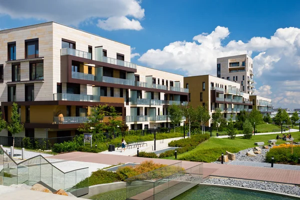 Uitzicht Het Openbare Park Met Nieuw Gebouwde Moderne Flatgebouw Onder — Stockfoto