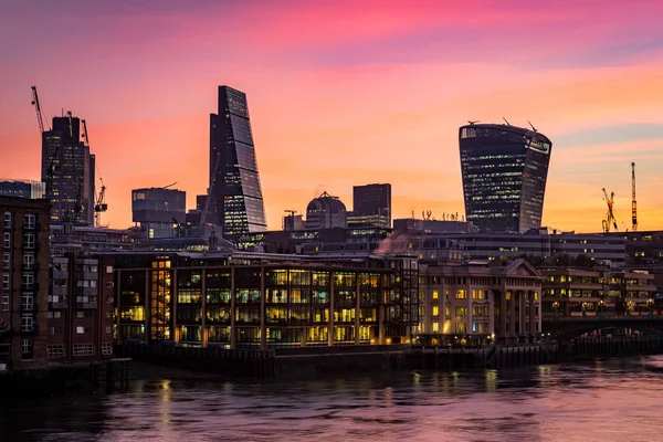 Londra Siluetinin Gece Fotoğrafı Thames Nehrinin Yanındaki Ofisler Yeni Ufuk — Stok fotoğraf