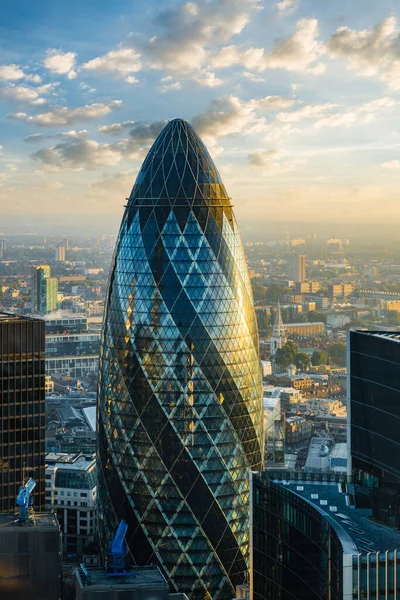 Londra - 1 Ekim 2015 'te Londra' da gündoğumunda Gherkin binası (30 St. Mary Axe). 30 St. Mary Balta çıkıntısı, Londra 'nın mimari sembollerinden biridir. Takma adı Gherkin' dir.