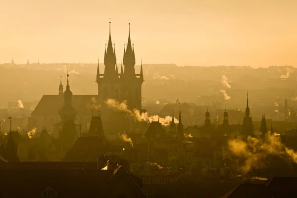 Vista Cidade Praga Torres Torres Neblina Manhã Nascer Sol — Fotografia de Stock