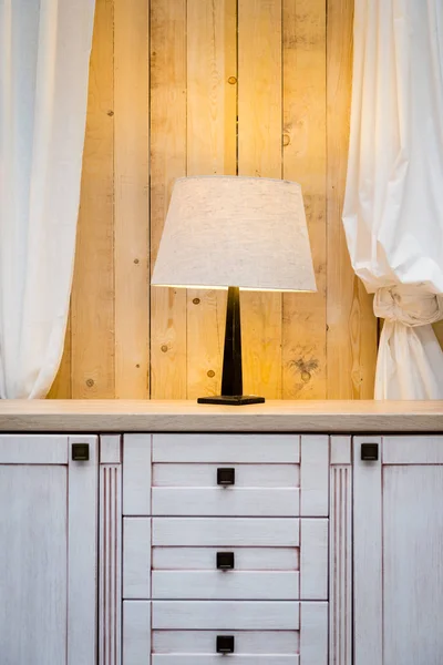 Weiße Lampe Auf Der Warderobe Mit Roher Holzwand Hintergrund — Stockfoto
