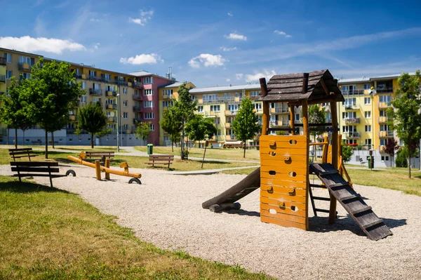 Yeni inşa edilmiş apartman bloklarının önündeki çocuk parkı doğada