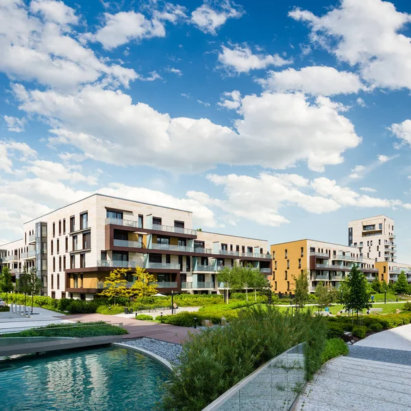 Openbaar Groen Park Met Moderne Flats Blauwe Lucht Met Witte — Stockfoto