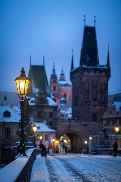 Cena Inverno Praga Antigo Poste Iluminação Ponte Charles Com Torre — Fotografia de Stock