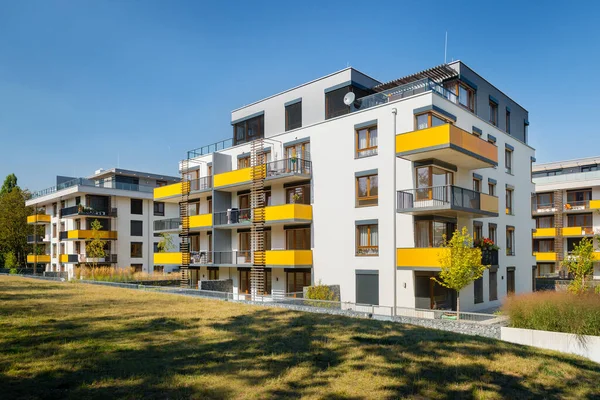 Sarı balkonlu modern apartman blokları