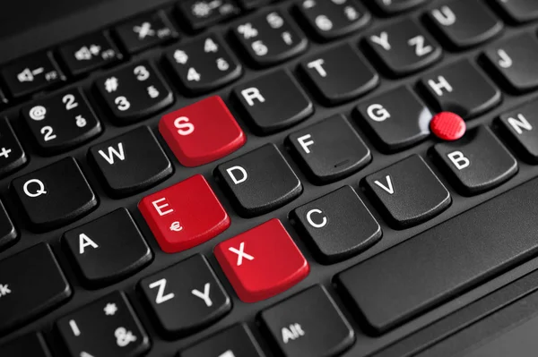 Laptop Klavyesinde Kırmızıyla Işaretlenmiş Seks Işareti Açık Açıklık — Stok fotoğraf