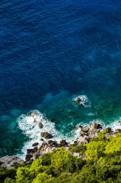 Vista Aérea Costa Pedregosa Con Mar Azul Vegetación Verde Fresca — Foto de Stock
