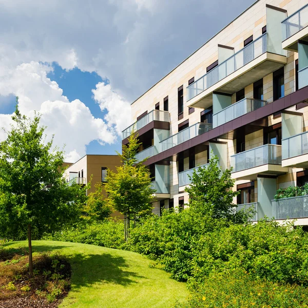 Güzel yeşil parktaki apartman blokları