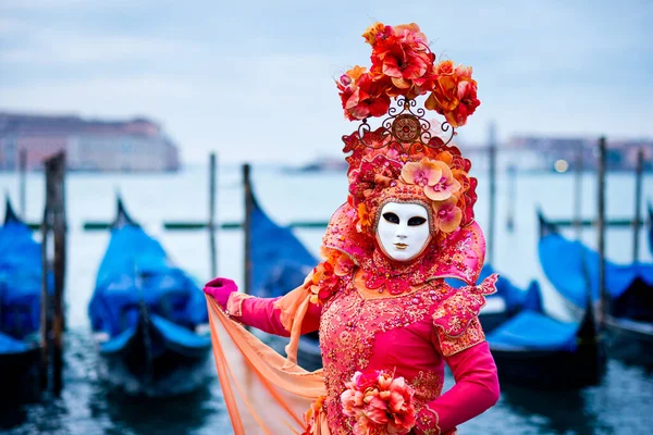 Женщина Красном Платье Маске Традиционного Венецианского Карнавала Перед Типичными Гондолными — стоковое фото