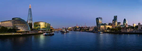 Gündoğumunun Renklerini Yansıtan Modern Londra Şehir Manzarasıyla Thames Nehri Nin — Stok fotoğraf