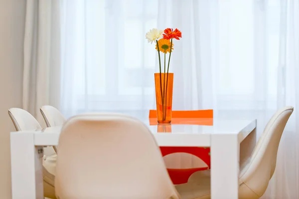 Vase Mit Drei Gerbera Blumen Auf Dem Tisch Essbereich — Stockfoto