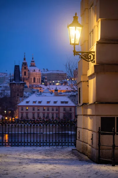 Lâmpada Praga Vista Romântica Centro Cidade Praga Inverno Telhados Pavimentos — Fotografia de Stock