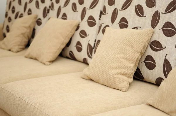 Beige Kissen Auf Dem Sofa Mit Braunem Blattmuster — Stockfoto