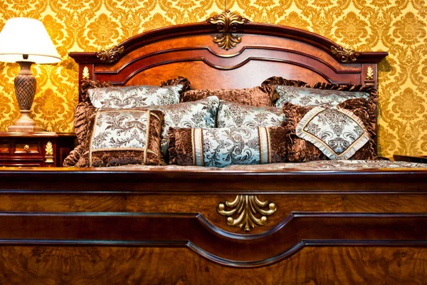 Κλασική Λεπτομέρεια Υπνοδωμάτιο Πολυτελές Κρεβάτι Και Κομψό Vintage — Φωτογραφία Αρχείου