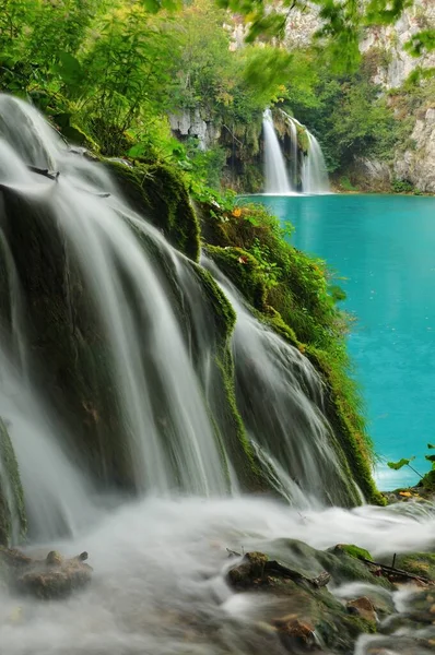 Twee Watervallen Met Smaragdgroen Water Nationaal Park Plitvice Meren — Stockfoto