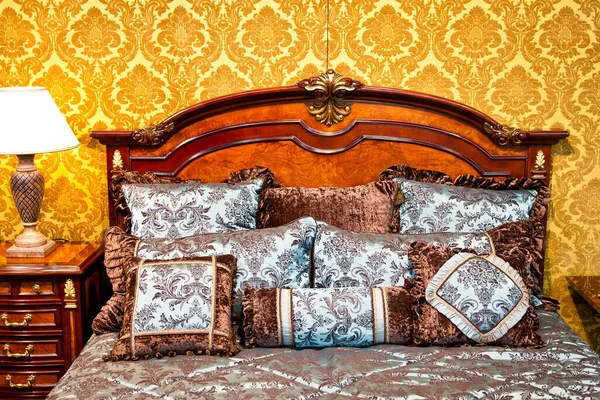 Klassisches Schlafzimmerdetail Mit Luxuriösem Bett Und Stilvollem Vintage — Stockfoto
