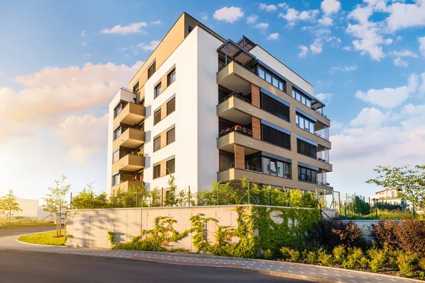 Mavi gökyüzü ile yeşil alanda yeni modern apartman blokları