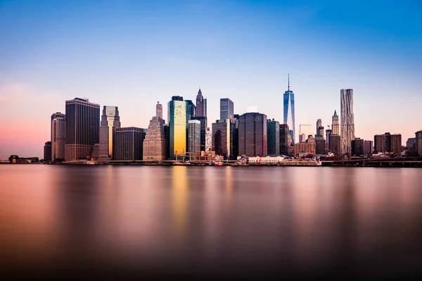 Morgen Blick Auf Lower Manhattan Silhouette Reflektiert Den Klaren Gewässern — Stockfoto