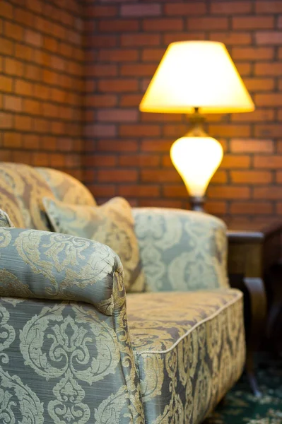 Altes Sofa Einem Raum Mit Lampe Und Rotem Backsteindekor — Stockfoto
