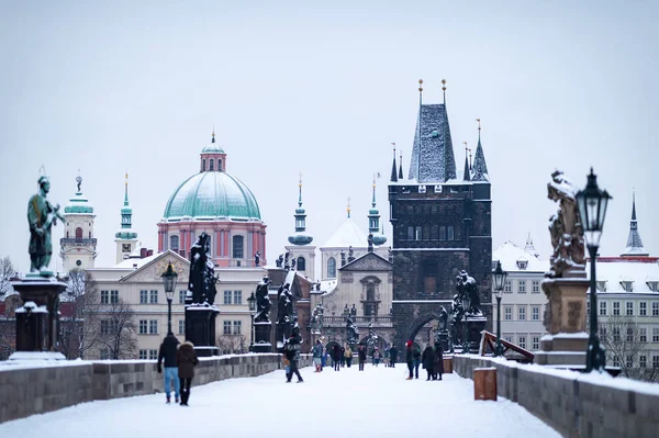 Башня Староместский Мост Знаменитого Карлова Моста Прага Покрыта Снегом Фото — стоковое фото