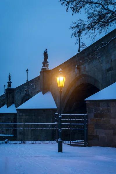 Светящаяся Газовая Лампа Центре Праги Фоне Знаменитого Карлова Моста — стоковое фото