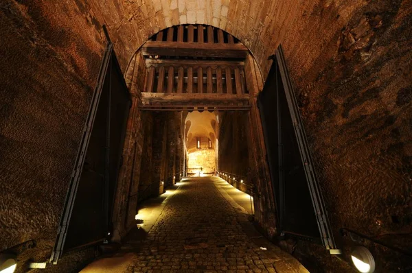 Eski metal kapı, koyu arkaplan