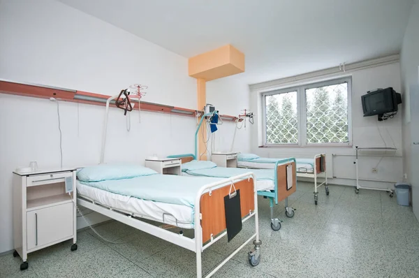 Üç yataklı boş bir hastane odası.