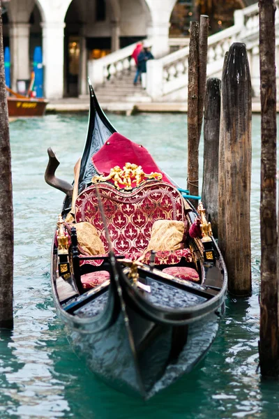 Barco Veneciano Típico Llamado Góndola Flotando Puerto — Foto de Stock