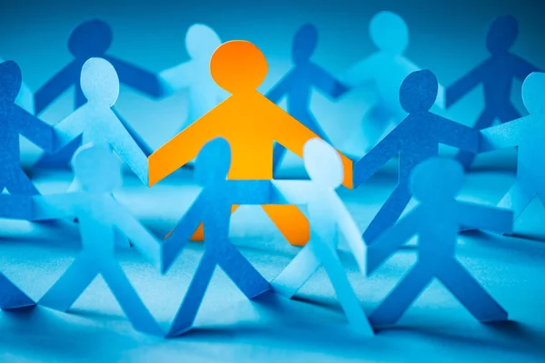 Kağıt kesim konsepti - rakipleri gölgede bırakır. Gruptakilerden bir kişi daha iyi..