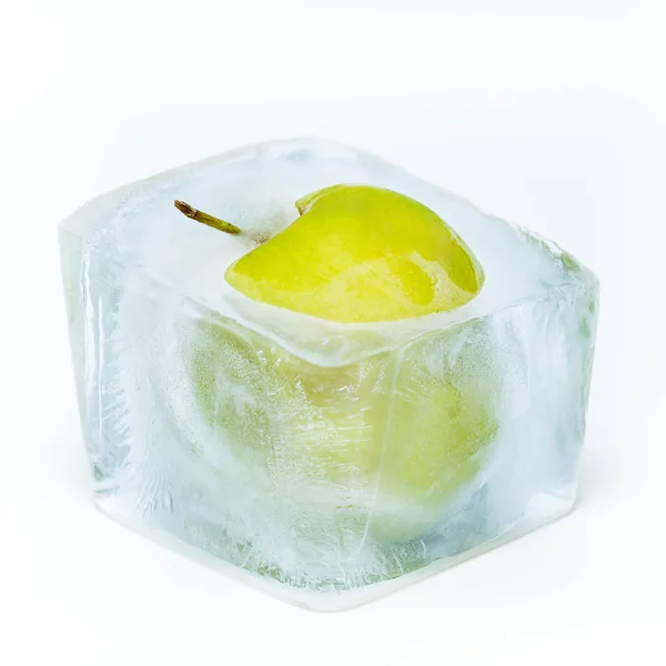Зелене Яблуко Заморожене Крижаному Кубі — стокове фото