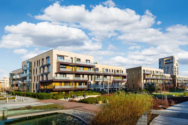 Modern Huis Met Appartementen Gelegen Het Groene Park — Stockfoto