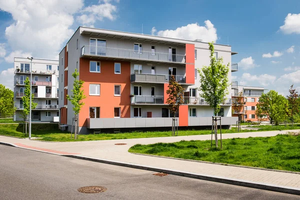 Üç yeşil parktaki yeni inşa edilmiş apartman bloklarının kamuoyu görüntüsü