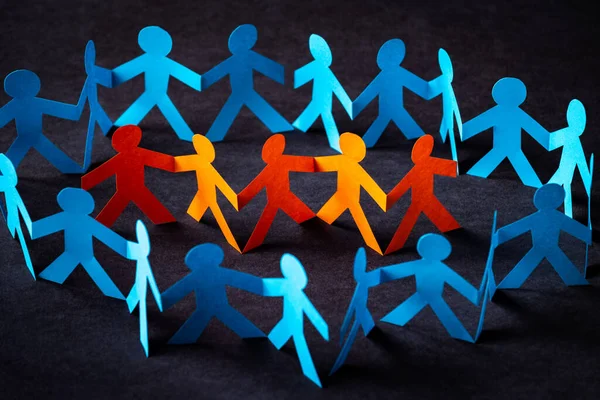 Farklı renklerle çevrili bir renk grubu. Kağıt kesimi kavramı.