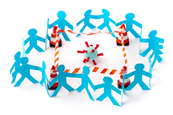 Küçük Coronavirus modelini çevreleyen doktorların kağıt kesiği sahnesi. Tıbbi ekibin patojenle birlikte savaşmasıyla ilgili Covid-19 teması.
