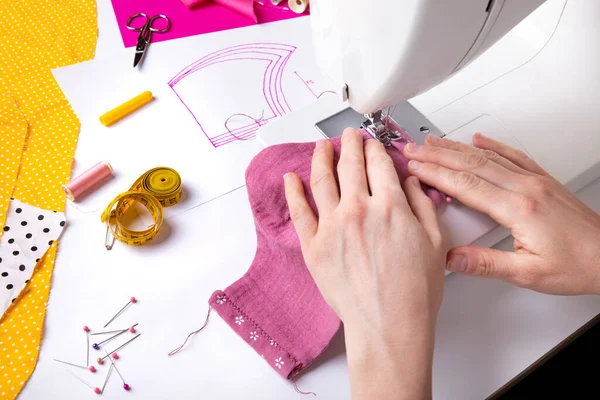 Женские Руки Используют Швейную Машинку Шитья Розовой Женской Маски Время — стоковое фото