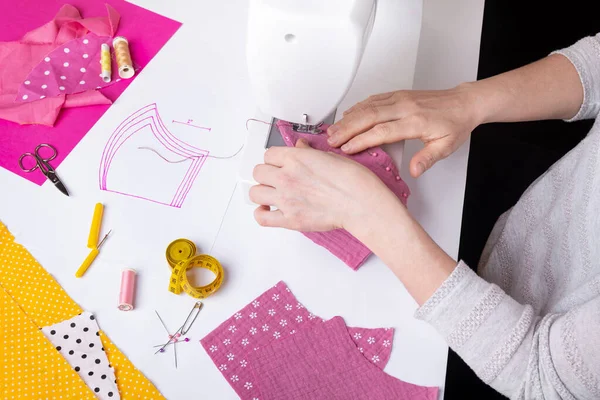 Женские Руки Используют Швейную Машинку Шитья Розовой Женской Маски Время — стоковое фото