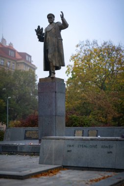 Prag, Çek Cumhuriyeti - 24 Ekim 2019 Sovyetler Birliği Generali ve Mareşali Ivan Stepanovich Konev 'in heykeli. 3 Nisan 2020 'de Prag 6. Bölge' de tartışmalı görevden alınana kadar 24 Ekim 2019 'da ele geçirildi..