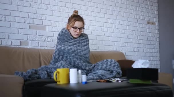 Shot Των Άρρωστων Νεαρών Καυκάσιων Γυναικών Αισθάνεται Κρύο Και Τρέμουν — Αρχείο Βίντεο