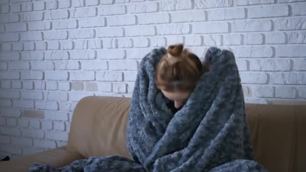 グレーで覆われた若い白人女性凍えるような寒さ自宅で 病気の女の子熱インフルエンザの温度症状が毛布に包まれて室内を震わせる — ストック動画