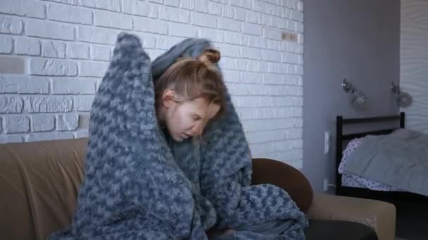 グレーで覆われた若い白人女性凍えるような寒さ自宅で 病気の女の子熱インフルエンザの温度症状が毛布に包まれて室内を震わせる — ストック動画