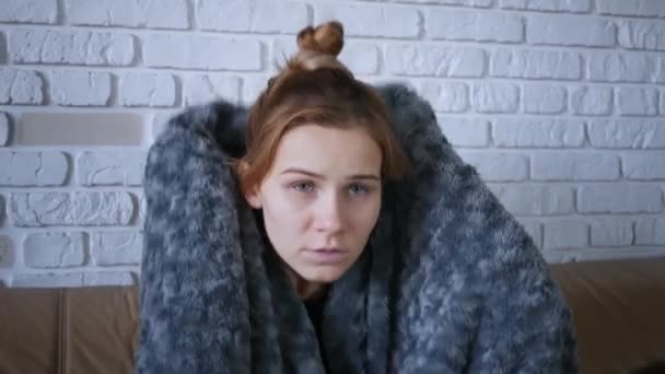 Couvert Plaid Gris Jeune Femme Caucasienne Gelant Sentant Froid Maison — Video